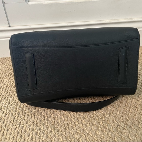 Givenchy Medium Antigona bag in grained leather - Picture 13 of 15